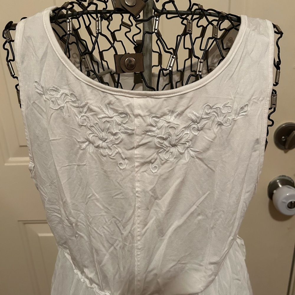 NWOT POL White Embroidered Tank Top - Picture 4 of 4